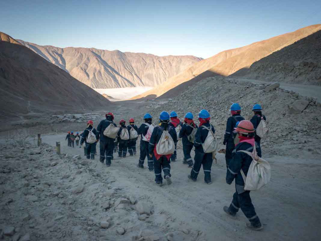 Pallaqueras, women who work on the slopes and outskirts of mines in Peru