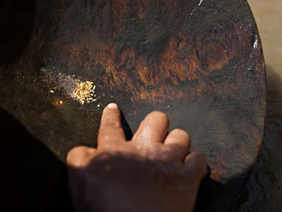 Panning of gold: the sieving of gold from water. As the gold grains are quite large, this process does not involve the use of chemicals.